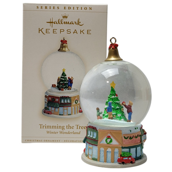 2006 Hallmark Keepsake Winter Wonderland Trimming the Tree Snow globe Ornament - Picture 1 of 12